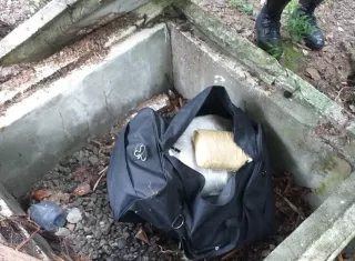 La droga estaba oculta en un caleto en un lote baldío.