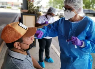 Un total de 12,998 casos activos de Covid-19 se reportan en Panamá este lunes.