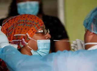 Este miércoles los casos activos disminuyeron de 12,828 (ayer) a 12,738 (hoy).