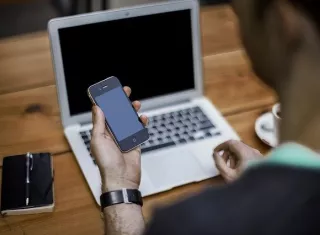 En los teléfonos celulares de hoy día las personas guardan todo tipo de información personal.