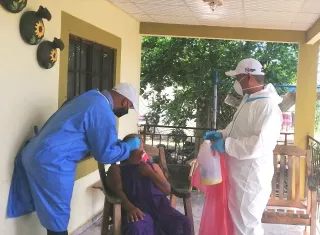 Los equipos de Salud visitaron casa por casa, en busca de asíntomáticos