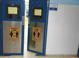 Vista general de la puerta de acceso a la sala Covid-19 del hospital de Colón.