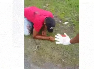 En un video se observa al joven baleado de rodillas en un área verde. 