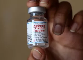 La EMA aseguró que los beneficios de la vacuna de Moderna para este grupo de población “superan los riesgos. EFE