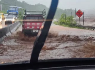 Inundaciones afectan el libre tránsito 