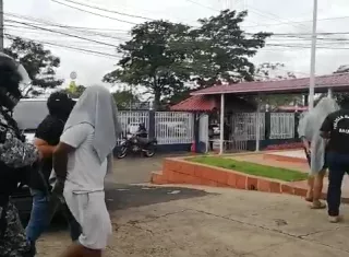 Durante los operativos fueron incautadas dos armas de fuego, cargador, municiones, presunta sustancias ilícitas, material para su embalaje y dinero en efectivo.