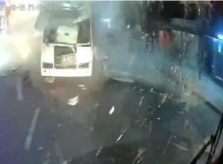 un autobús que venía detrás y desde otro vehículo fueron captados vodeos del suceso.