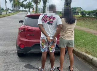 El hombre fue detenido cuando se encontraba con una mujer. 