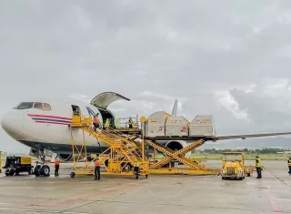 Con este nuevo embarque de la casa farmacéutica Pfizer se continuará el proceso de inmunización en el país contra el Covid-19.