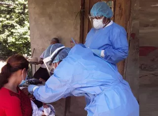 Los Equipos de Respuesta Rápida de La Pintada, se trasladan a las comunidades a realizar hisopados y evaluar la evolución de la enfermedad de personas con Covid-19