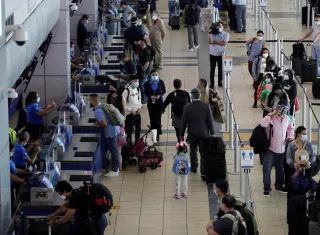 Pasajeros hacen fila previo a abordar vuelos en el aeropuerto internacional de Tocumen. EFE
