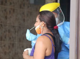 El Equipo de Respuesta Rápida, se trasladó al corregimiento de Amelia Denis de Icaza en los sectores de Pan de Azúcar y Linda Vista para realizar pruebas de hisopados de antígeno casa por casa, con el fin de encontrar casos positivos. 