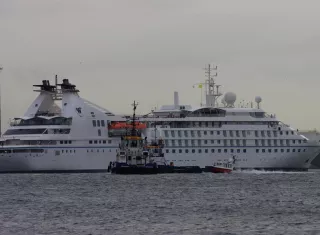El crucero Star Breeze de la línea Windstar Cruise, con 87 turistas abordo, arriba hoy al puerto de Cartagena de Indias (Colombia). EFE