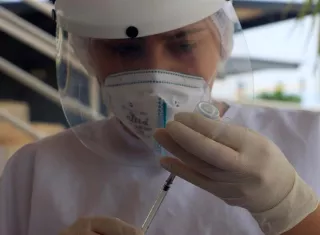 La vacuna contra la covid-19 de Pfizer en EE.UU. se llamará a partir de ahora Comirnaty después de que la Administración de Alimentos y Fármacos (FDA, en inglés) . EFE -