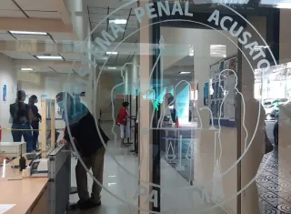 Vista general de la entrada del Sistema Penal Acusatorio en Plaza Ágora.