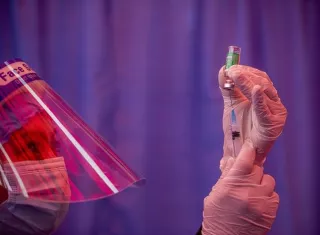 Poco a poco, los rusos van ganando confianza en su vacuna, reporta el servicio ruso de la BBC. Foto: EFE- Ilustrativa