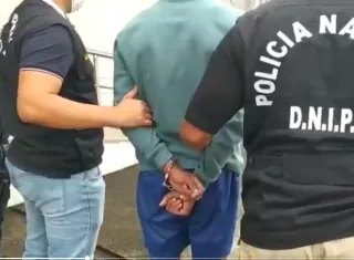 Por este mismo caso se mantiene retenido e imputado por la presunta comisión del delito contra el patrimonio económico.