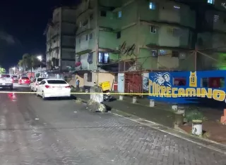 Vista general de la escena del crimen en calle 5 avenida Central en Colón.