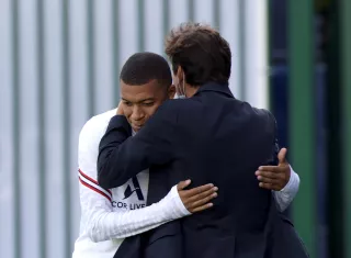 Mbappé junto a Leonardo, director deportivo del París Saint Germain./ EFE
