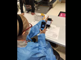 La exoneración se hará válida "siempre que -el viajero- haya registrado de forma digital o presente de forma física su tarjeta de vacunación con el esquema completo de vacunación.