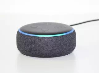 Alexa no sería el único asistente en integrar un modo de sonido adaptativo según los ruidos del entorno, Google también había propuesto desde el año pasado.