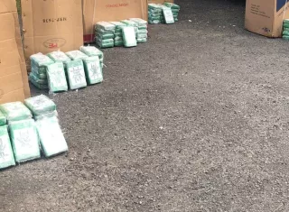 La droga estaba embalada en cinco cajetas.