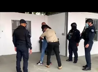 Esposado, con las manos en la espalda, Cossio fue subido a una avioneta del Servicio Nacional Aeronaval (Senan), que lo trasladó hasta Punta Coco.