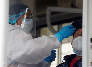 Una enfermera realiza una prueba hisopada de detección de la covid-19. EFE