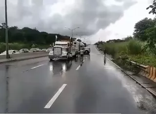 Se necesitó una grúa para remover el camión de la vía.