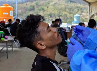 En la última jornada se aplicaron 3,634 nuevas pruebas de las cuales 229 dieron positivo. Foto: EFE