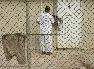 Foto de archivo, distribuida por el departamento de Defensa estadounidense, de un preso en el campamento Delta 4 de la base de Guantánamo en Cuba. EFE