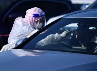 La letalidad para hoy se mantiene en el l 1.5 % y la positividad se ubica en el de 4.5%. EFE