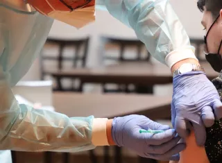 La decisión de ampliar la vacunación a mayores de 12 años tiene lugar cuando el país vive una tercera ola pandémica. Foto: Pixabay ILustrativa