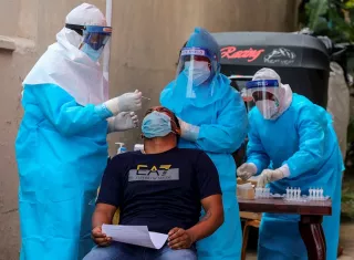 Hoy el índice de positividad se ubicó en el 2.8%, mientras que la tasa de letalidad se mantuvo en el 1.5 %. Foto: EFE Ilustrativa