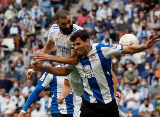 Karim Benzemá (i) disputa el balón con el defensa del Espanyol Leandro Cabrera. /EFE