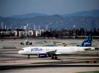 Fotografía de archivo de un avión de JetBlue Airbus en el aeropuerto de Los Ángeles (EE.UU.). EFE