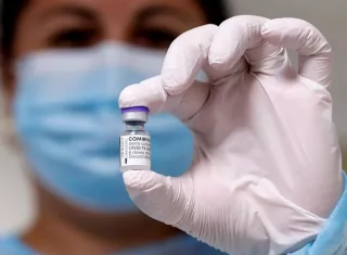 La EMA actualizará el prospecto de las vacunas para añadir sus últimas recomendaciones. EFE