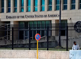 Vista exterior de la Embajada de Estados Unidos hoy, en La Habana (Cuba). EFE