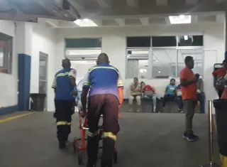 El atacante llegó en una bicicleta hasta el portal de la residencia donde se encontraba la víctima y le disparó