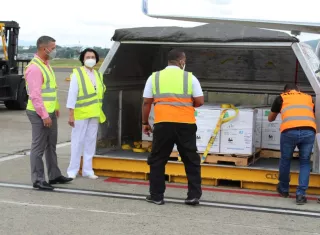 Ccon este nuevo lote de vacunas, el país ha recibido 7,696,830 dosis contra la vacuna Covid-19, de las cuales 6,410,430 dosis corresponden a la farmacéutica Pfizer y 1,286,400 dosis de la farmacéutica AstraZeneca.