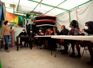 Un grupo de migrantes estudia en el albergue Casa Tochan, en Mexico. EFe