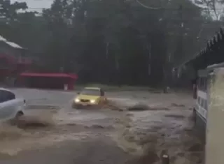 Las precipitaciones, que se mantuvieron toda la tarde, provocaron que el río que pasa por Nuevo San Juan centro se desbordara.