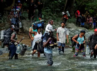Migrantes haitianos en su camino hacia Panamá por el Tapón del Darién en Acandí (Colombia). Fotografía de archivo. EFE