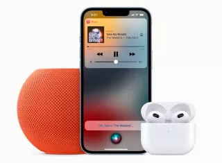 Fotografía cedida por Apple Inc. que muestra el HomePod mini, durante un evento especial de presentación de productos, celebrado este 18 de octubre de 2021, en Apple Park, Cupertino, California. EFE