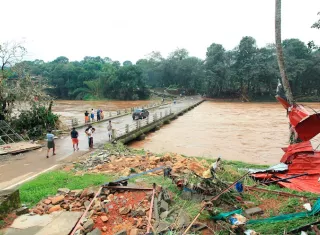 Debido a las intensas lluvias que se registraron en esta región norteña del país, algunas carreteras &quot;han quedado bloqueadas&quot; y los deslizamientos de tierra causaron &quot;daños en las casas&quot;. EFE