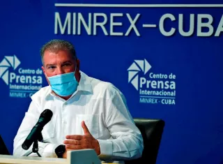 El ministro de Turismo de Cuba, Juan Carlos García, habla durante una conferencia de prensa en la sede del Centro de Prensa Internacional. EFE