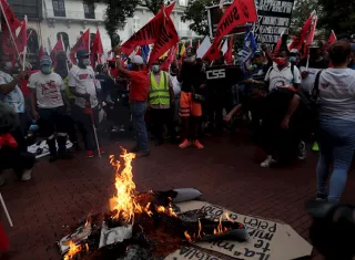 Los manifestantes quemaron un muñeco que representa a la Minería. Foto: EFE