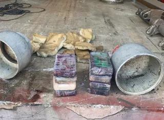 Los miembros de la DIJ abrieron el tanque de gas por la mitad, encontrando dentro los paquetes de sustancia ilícita.