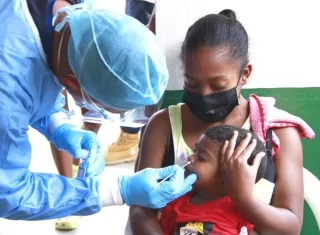 Si los niños pequeños presentan síntomas parecidos a los del Covid-19 también deben ser hisopados.