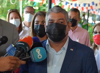 En la imagen aparece el ministerio de Salud, Luis Francisco Sucre.